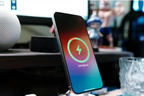 文教镇苹果15换屏服务分享用什么充电器给iPhone15充电更好 